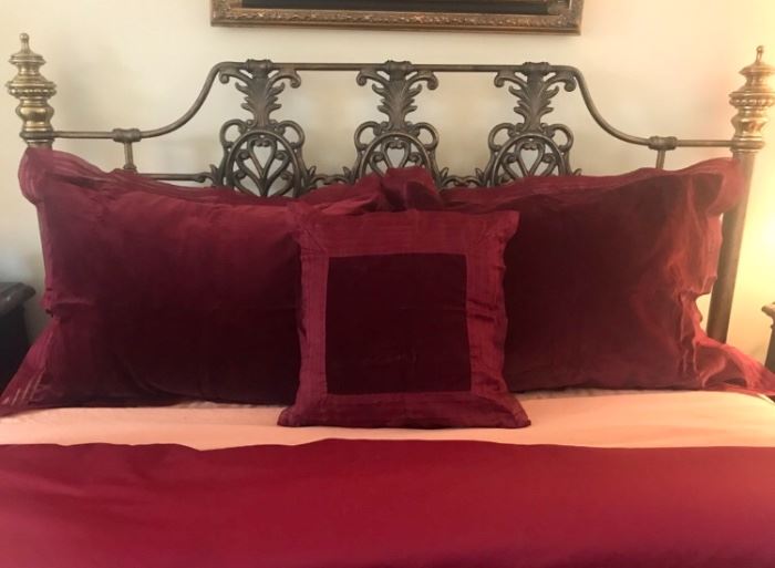 Burgundy velvet 4pc bedding set (queen size)