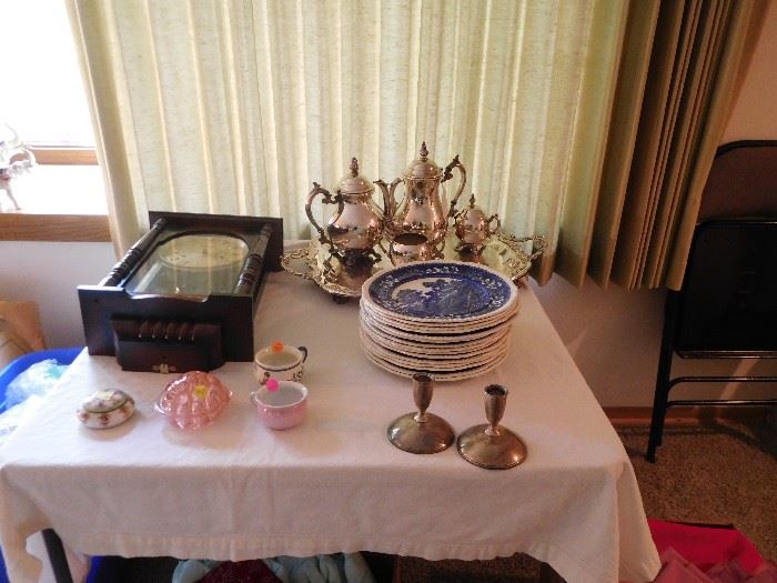 silverplate  tea  set,large  amount  of spoede  dishes,clock