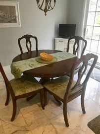 Ethan Allen round table with leaves & 4 chairs 