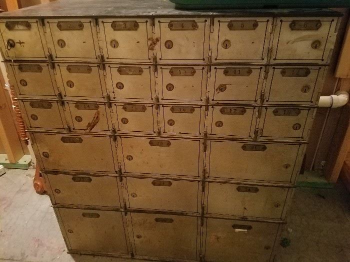 Safety deposit box safe from Nebraska bank with all keys