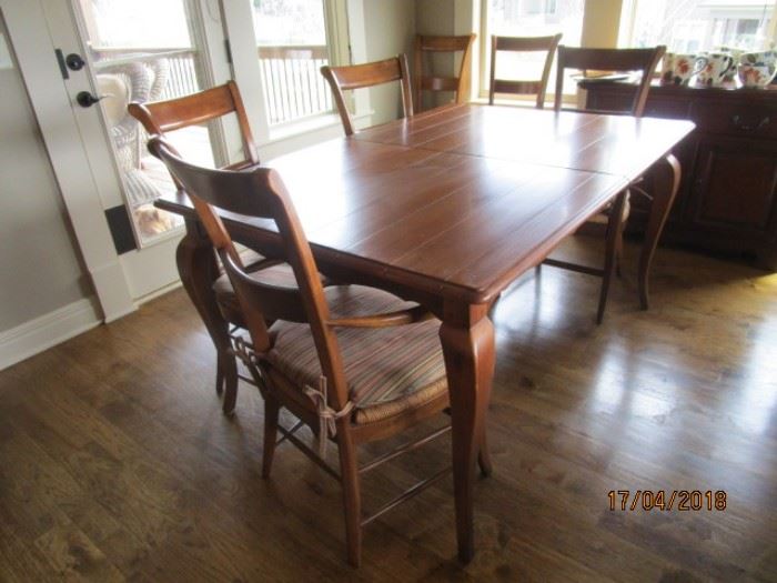 Dining room table with 2 leaves & 6 chairs