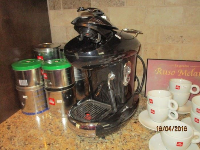 illy expresso machine and cups and pods