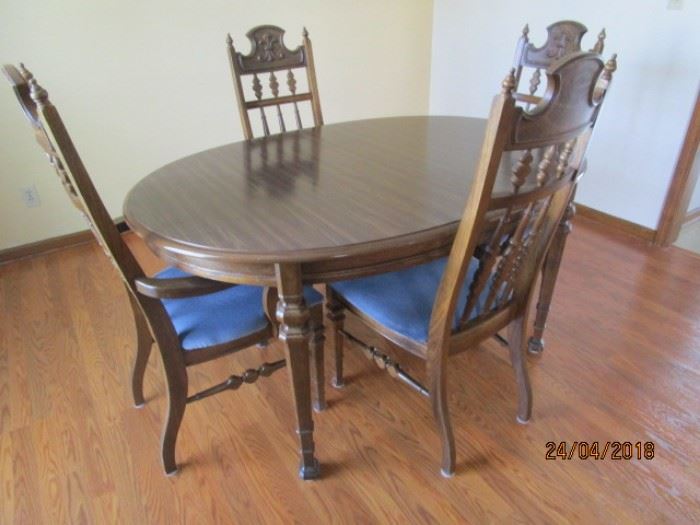 Dining room table with 4 chairs and 2 leaves