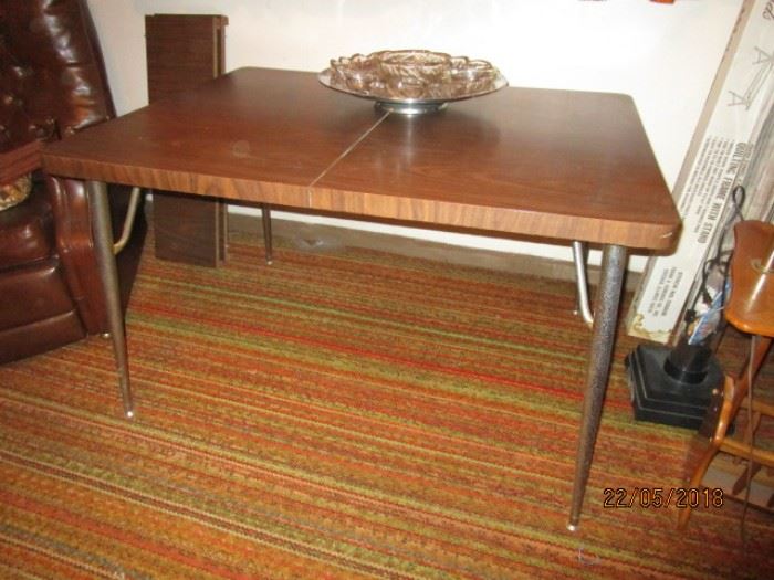 Mid Century kitchen table with 2 leaves