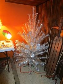 Pom aluminum Christmas tree (the sleeves and original box are included)
