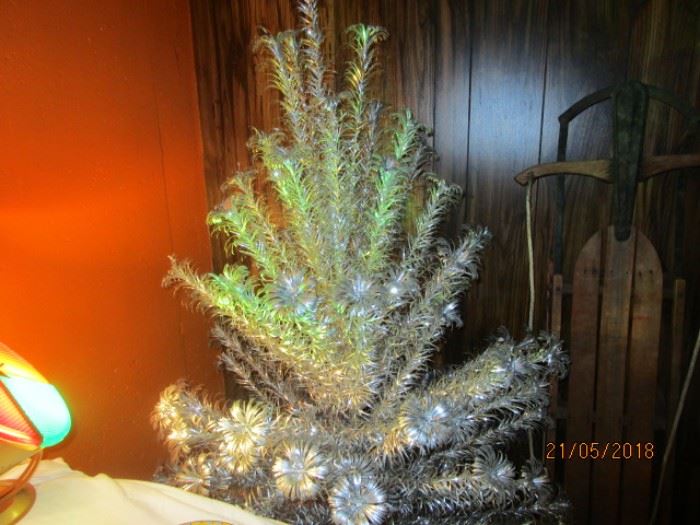 Pom aluminum Christmas tree - comes with box and sleeves