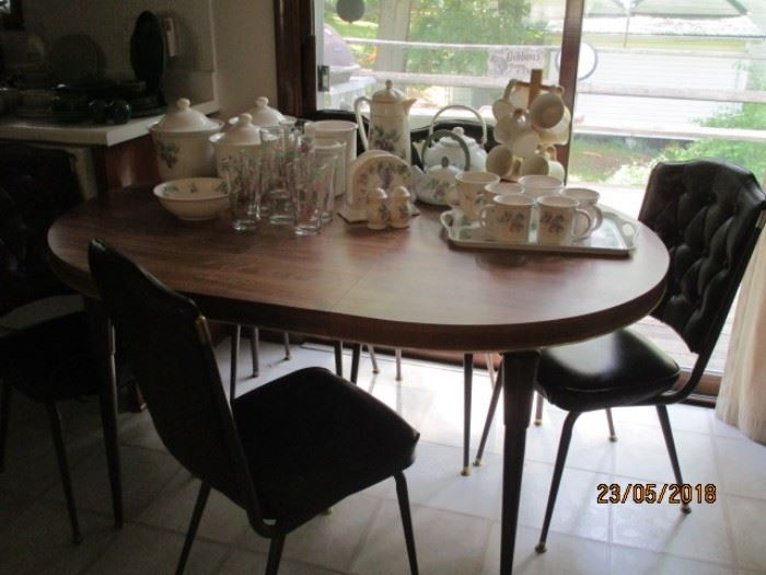 Kitchen table with leaves and 4 chairs
