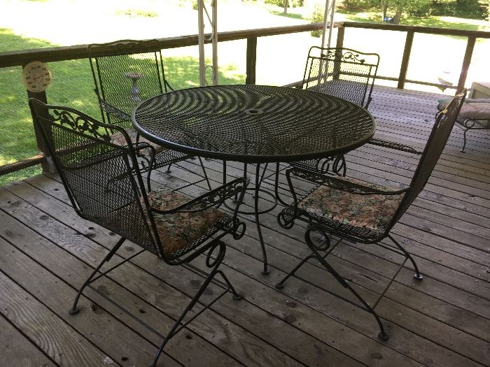 Vintage metal patio table with 4 spring chairs.