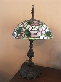 VINTAGE TIFFANY STYLE STAINED GLASS TABLE LAMP