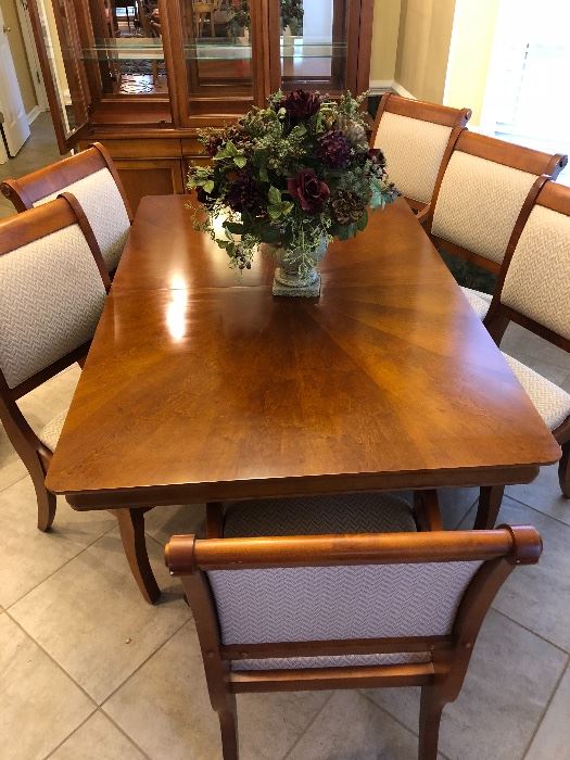 Bassett 9 piece Dining Room, Table with 3 leaves,  2 Captain's Chairs, 6 Dining Chairs