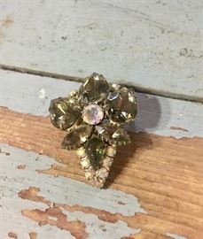 Gorgeous vintage pin-green stones 2"