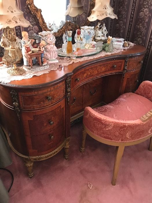  Gorgeous vintage vanity and seat