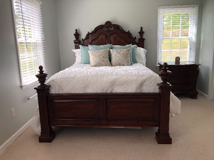 Beautiful queen size bed 