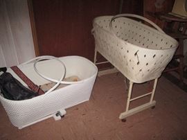 2 bassinets with folding legs