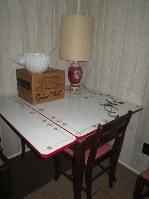 Great enamel table with 4 chairs