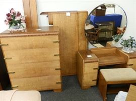 Complete set, Thomasville. Full size head & foot boards, rails, chest, vanity w/mirror & bench.