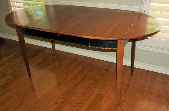 Drop leaf table with 2 leaves