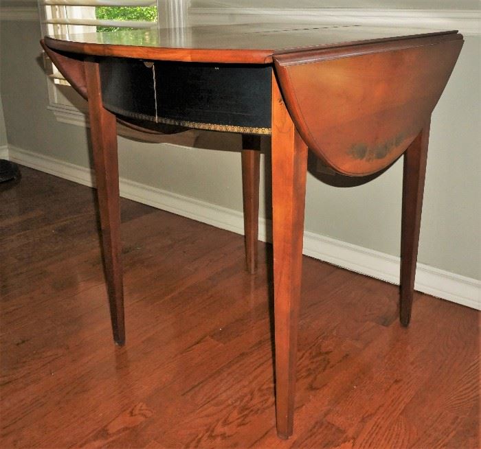 Drop leaf table with 2 leaves