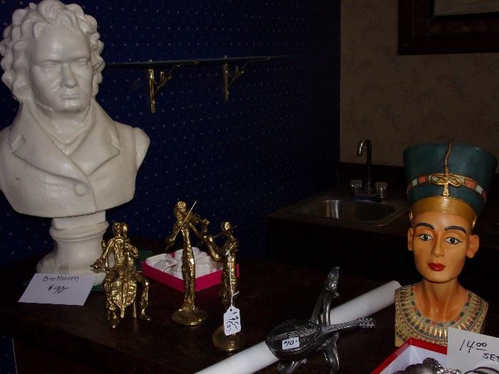Figurrines and bust