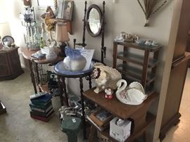 Lots of vintage collectibles