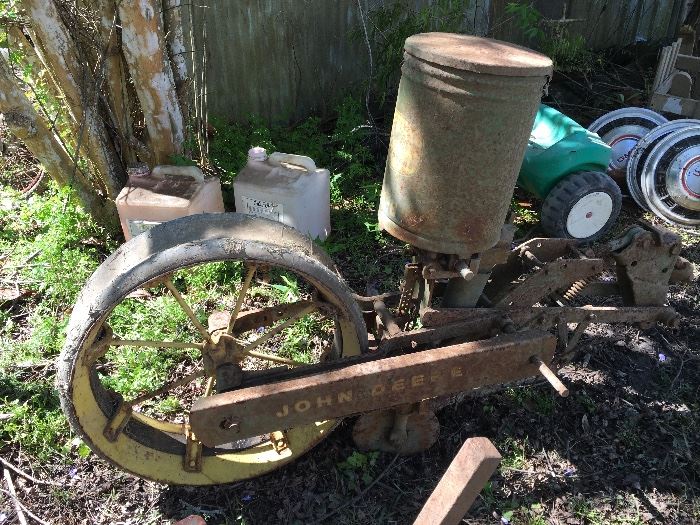 Cool, Super Old John Deer Planter 25-B - Great to Use in Landscaping
