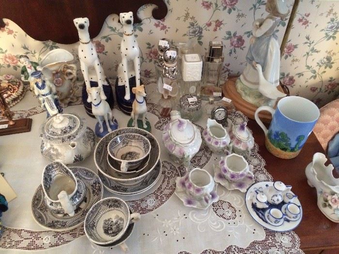 Numerous teapots and -sets throughout the sale.