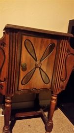 very cute little humidor with copper lining