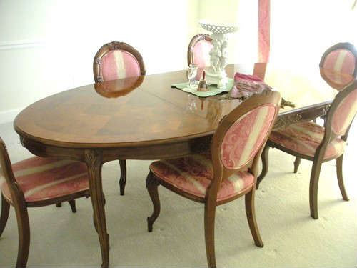 Large Oval Dining Room Table and 6 Chairs and 1 Leaf.