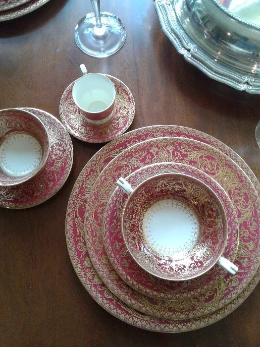 I spent hours searching for this Royal Worcester pattern... close, but nothing exact...8 nine piece place settings...imagine it paired with RW Marquis or vintage French Haviland during the holidays...STUNNING!