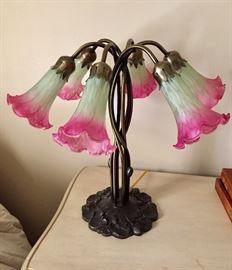 6 flower Tiffany-style tulip lamp
