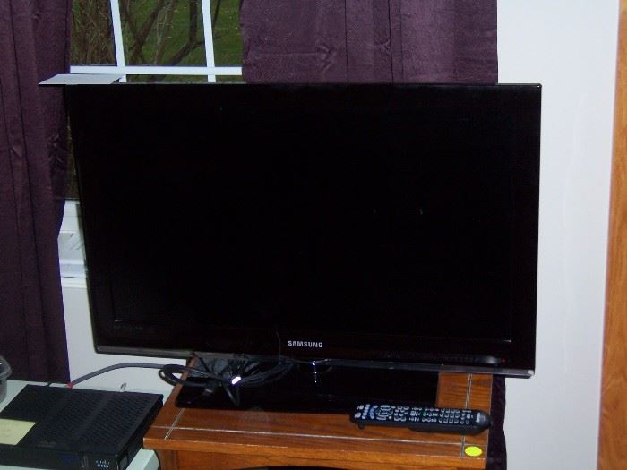 SAMSUNG 32" FLAT SCREEN WITH HDMI