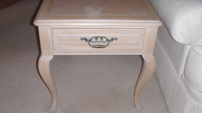Thomasville side table with matching coffee table