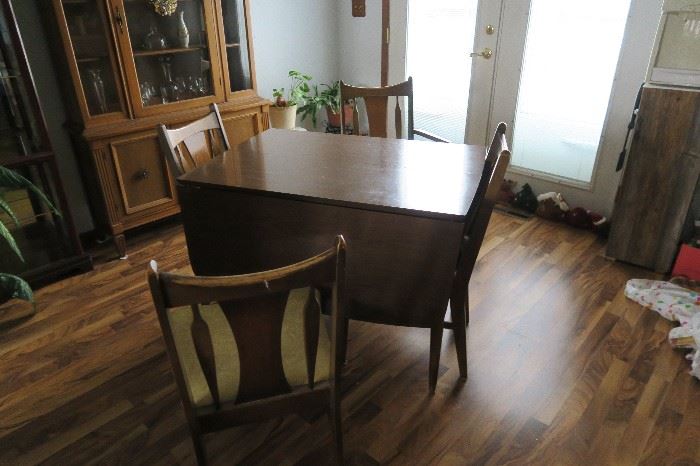 DINING ROOM TABLE FOLDING ENDS WITH 4 SIDE CHAIRS AND 1 ARM CHAIR PLUS 3 EXTRA LEAVES