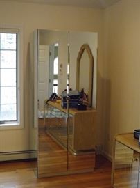 2 Armoires available