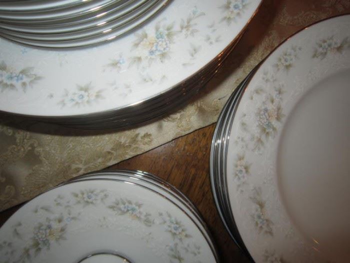 Noritake Ireland "Patience"- service for 8. 40 pieces total