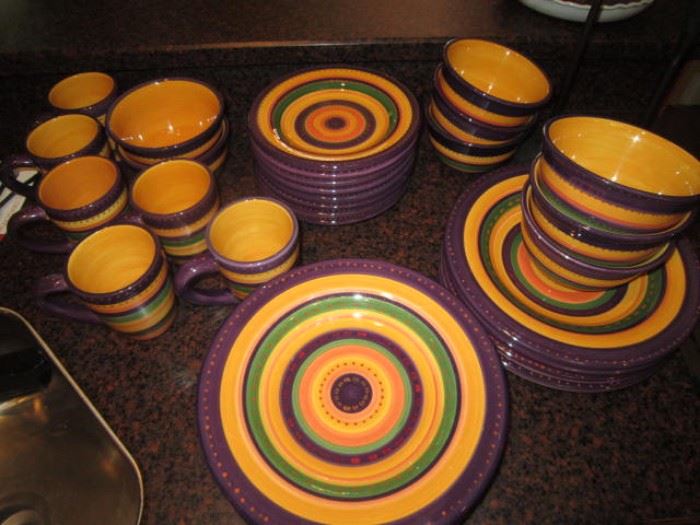 Tabletops lifestyles Flamenco China service for 8