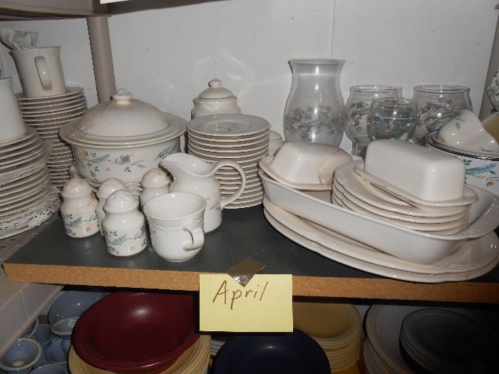 April Pfaltzgraff dishes and a few glassware items