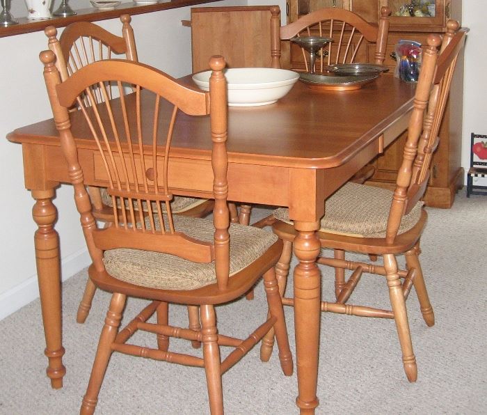 Beautiful kitchen set 4 chairs and extra leaf