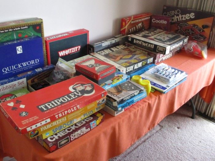 TABLE OF BOARD GAMES AND CHILDS BOOKS