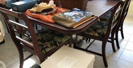 Beautiful Duncan Phyfe style table w/pad and 6 chairs