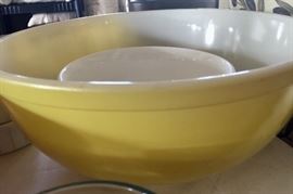 Vintage Pyrex mixing bowls