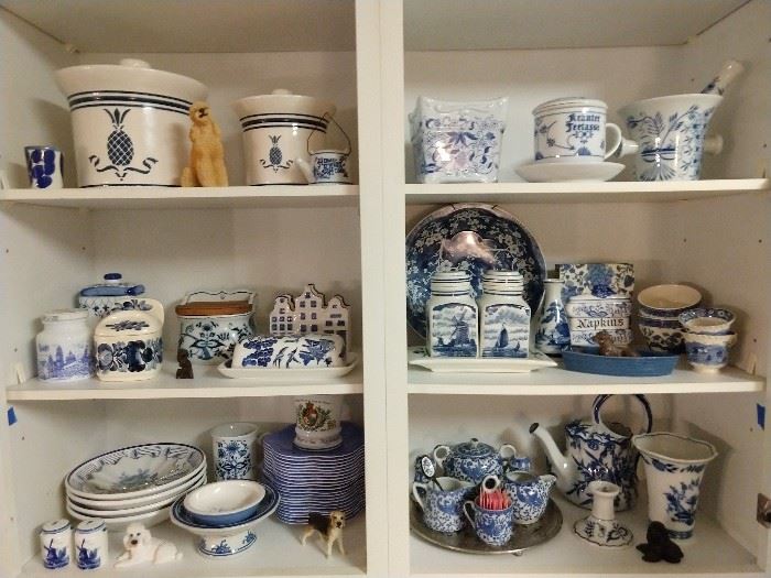 LOOK! I told you there was blue/white porcelain everywhere in this house - here's your proof.