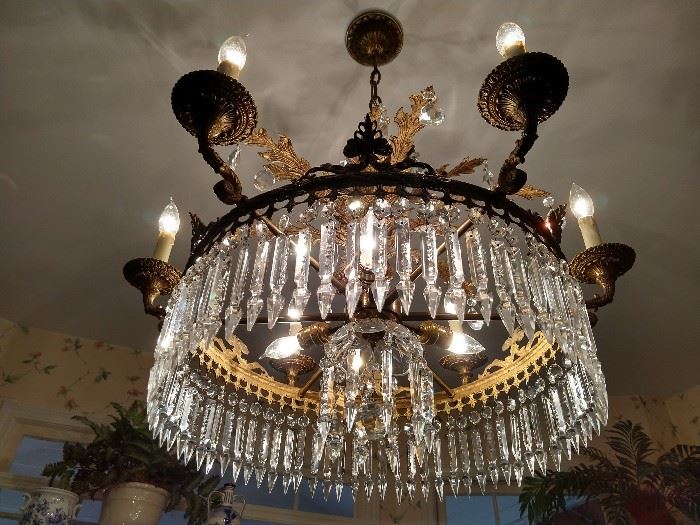 Another view of that fabby Spanish chandelier.