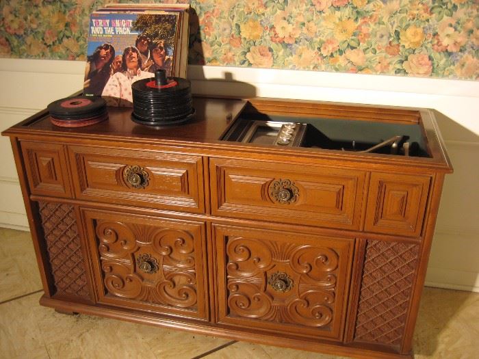 Vintage Magnavox Astro-Sonic stereo - with vintage vinyls records & collection of 45’s …