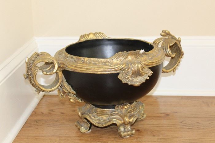 Decorative compote with metal frame