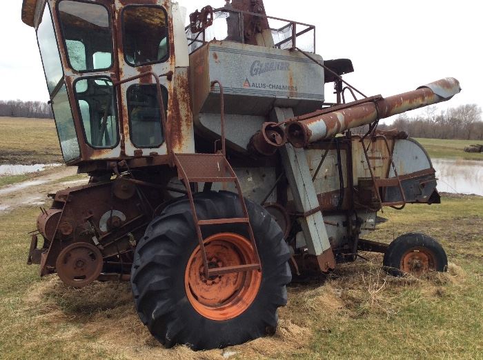 Antique Allis-Chalmers Gleaner