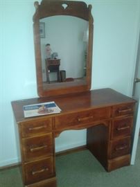 Cushman Colonial 1940s vanity