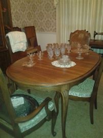 Vintage Broyhill Dining room set with six chairs and leaf