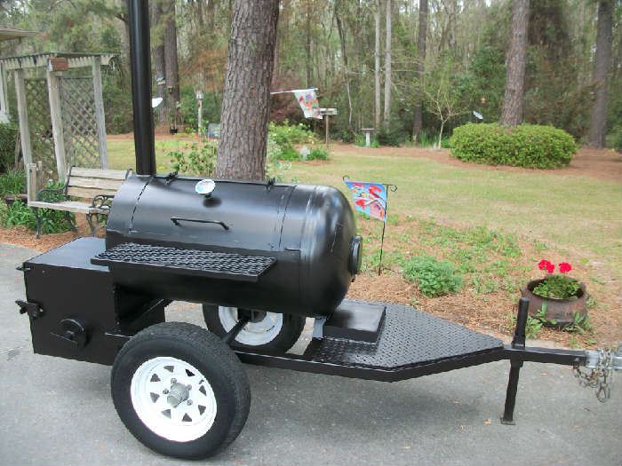 Smoker/grill, like new, 750+  sq. inches cooking surface