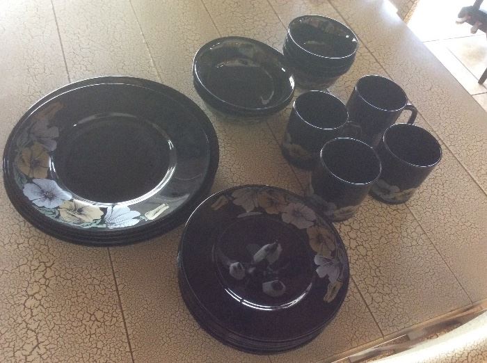 Vintage Arcoroc dish set in black with flowers-super cool